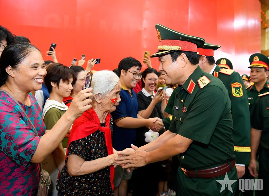 Đại tướng Nguyễn Tân Cương kiểm tra khu trưng bày của Bộ Quốc phòng tại Triển lãm thành tựu đất nước